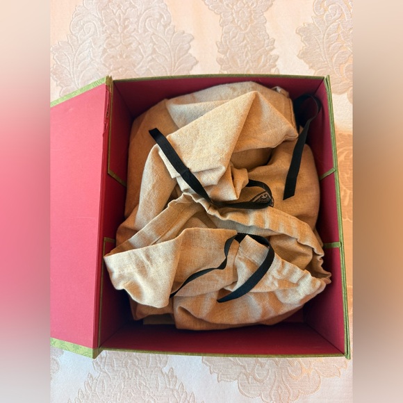 Gucci New Elegant Cream Wedge Sandals - Picture 10 of 14